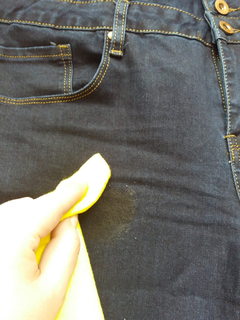 Моющие средства удаляют застарелые жирные пятна с джинс