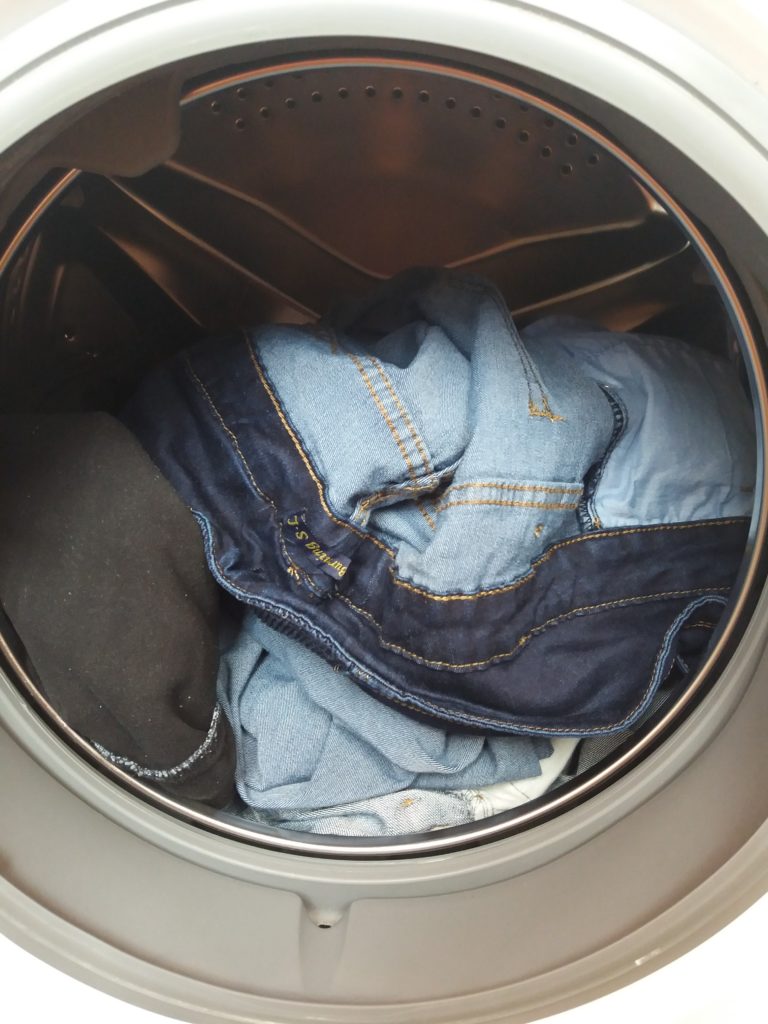 стиральный порошок как универсальное средство выведения пятен с джинс