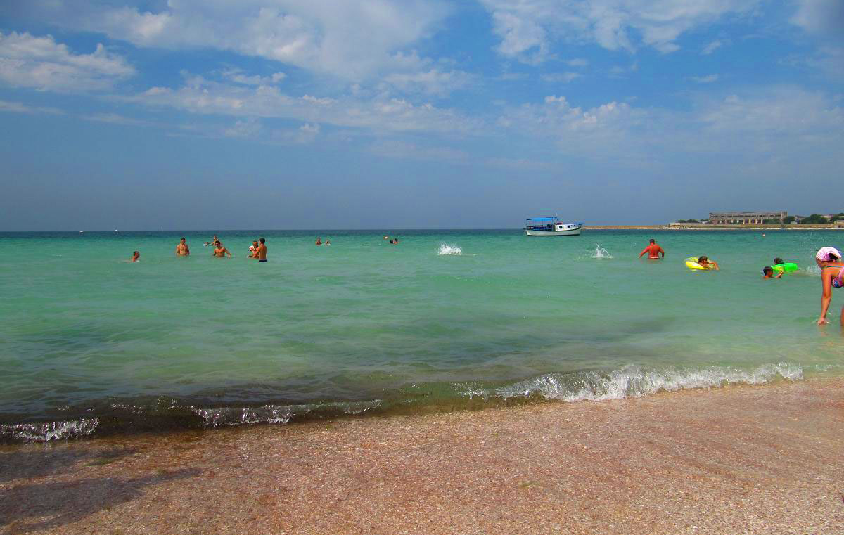 Пляж в Черномоском - уют и комфорт