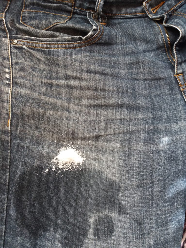 Выведение пятен на джинсах при помощи соли
