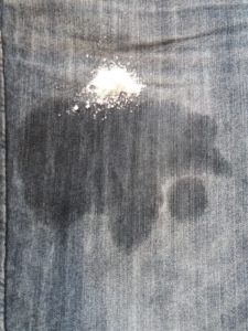 Выведкение пятен на джинсах при помощи соли