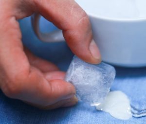 Кубик льда способен заморозить кусок жвачки