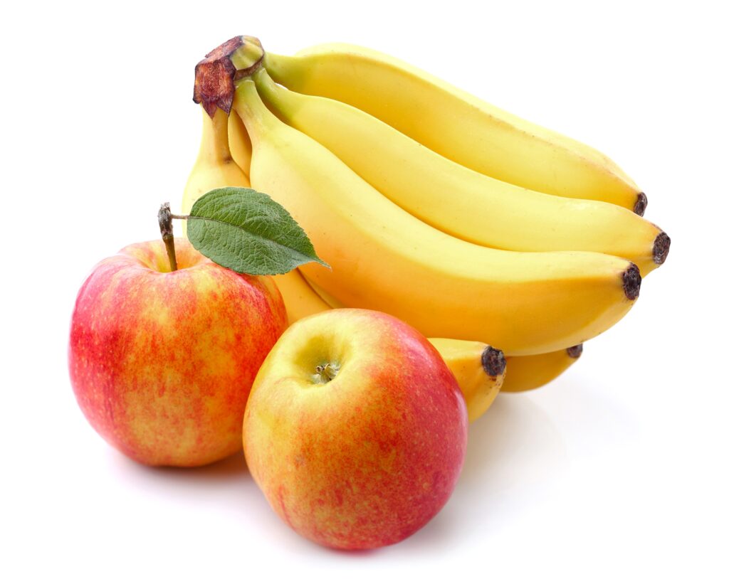 Бананы дозревают со спелыми яблоками 