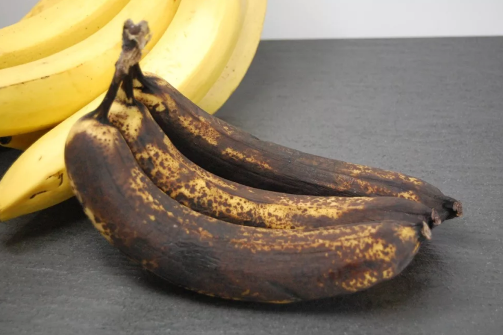 почему чернеют бананы